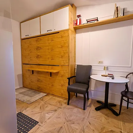 Econte Near Old Town Apartma
