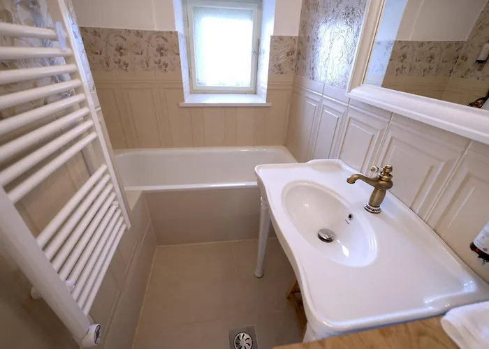 Econte Near Old Town Apartment