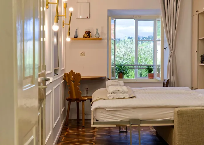 Econte Near Old Town Apartment